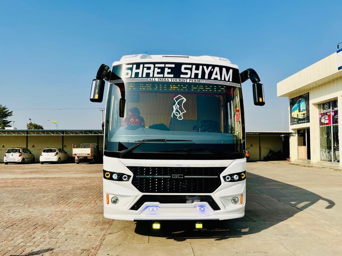 Gobind Coach Kasper, front view