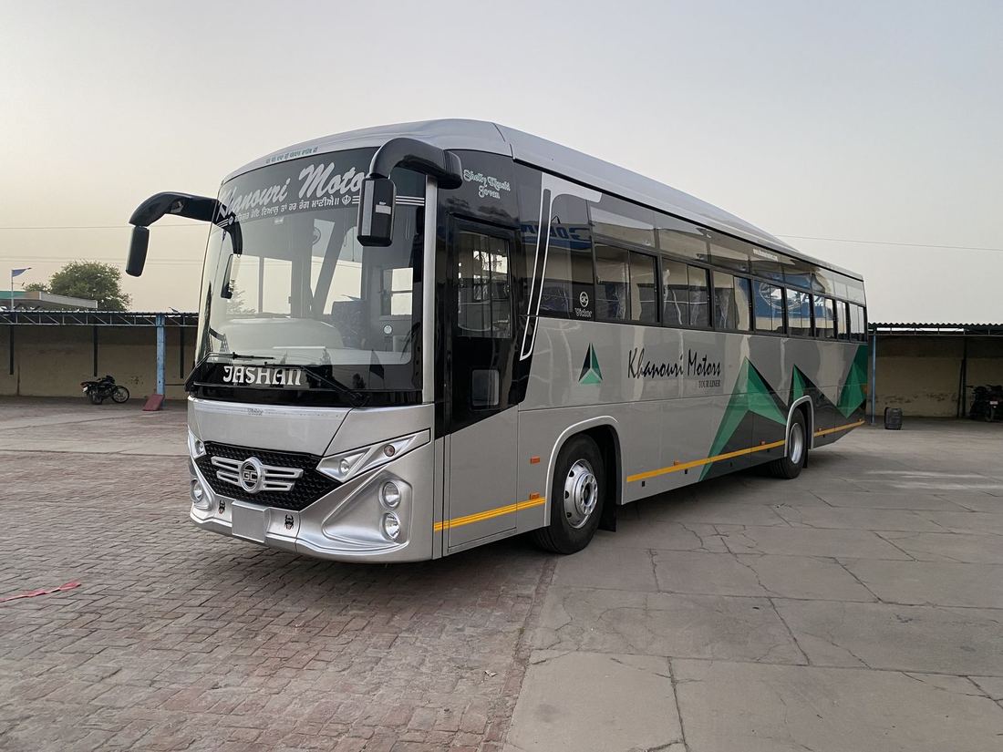 Gobind Coach Victor, front three-quarter view